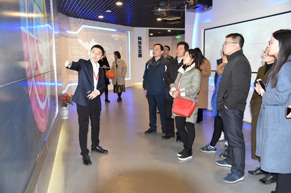 漯河市发改委规划处处长蒯旭光一行莅临鉴黑担保官网科技参观调研
